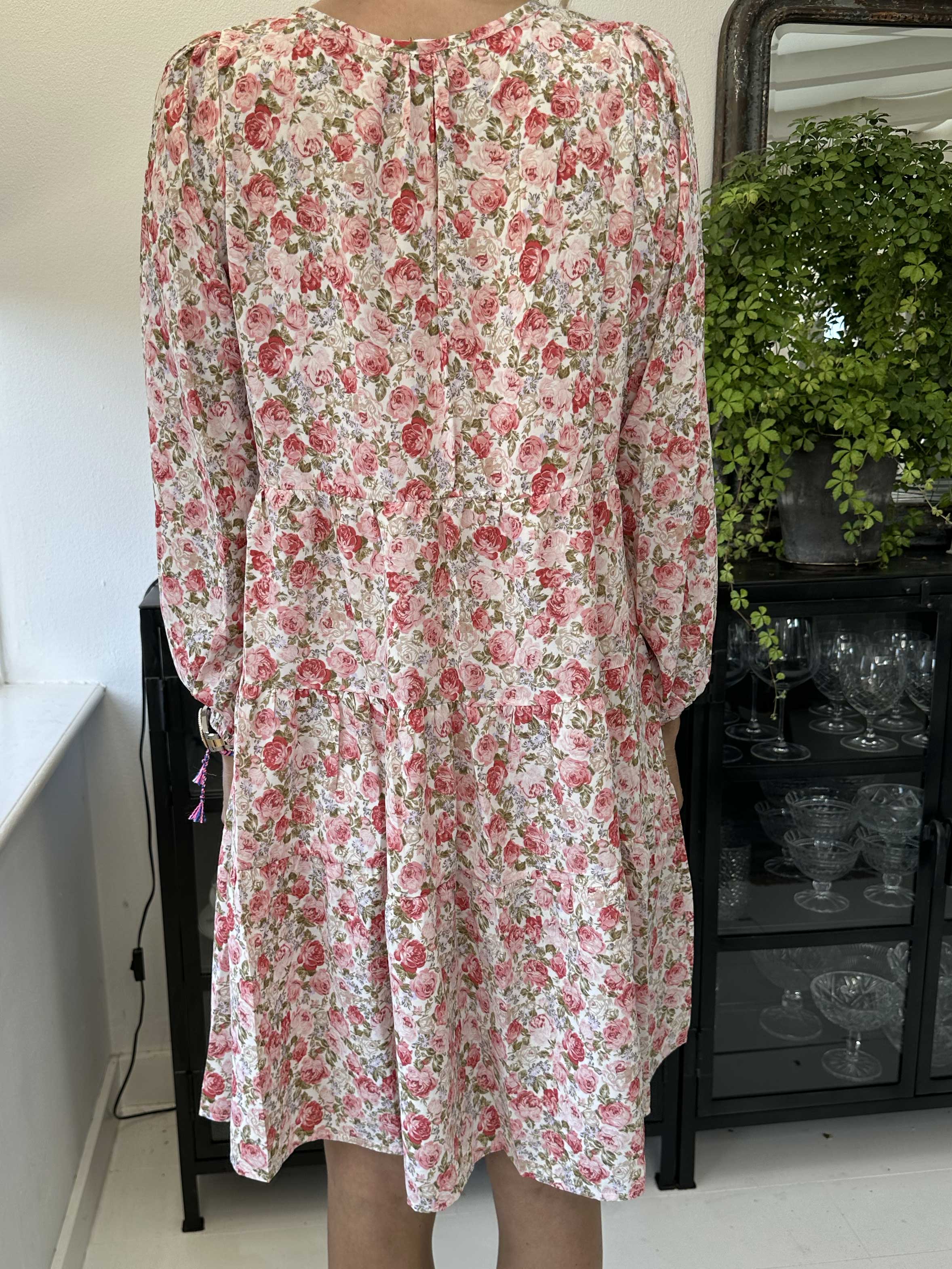 Hannah - Söt blommig klänning med lager på lager look